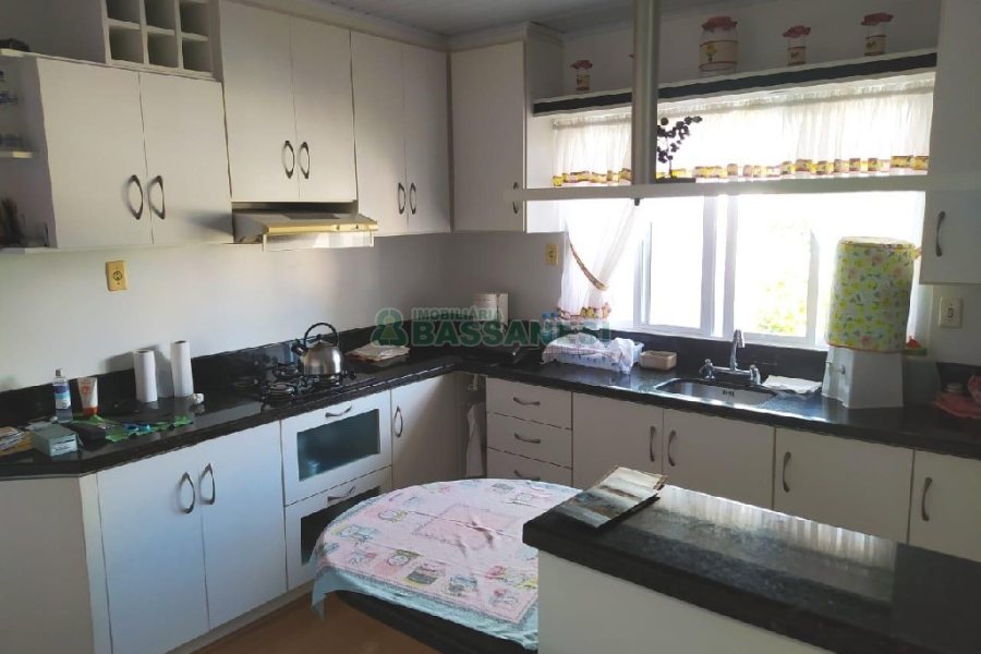 Casa Mobiliada com 130m², 2 dormitórios, 2 vagas, no bairro Presidente Vargas em Caxias do Sul para Comprar