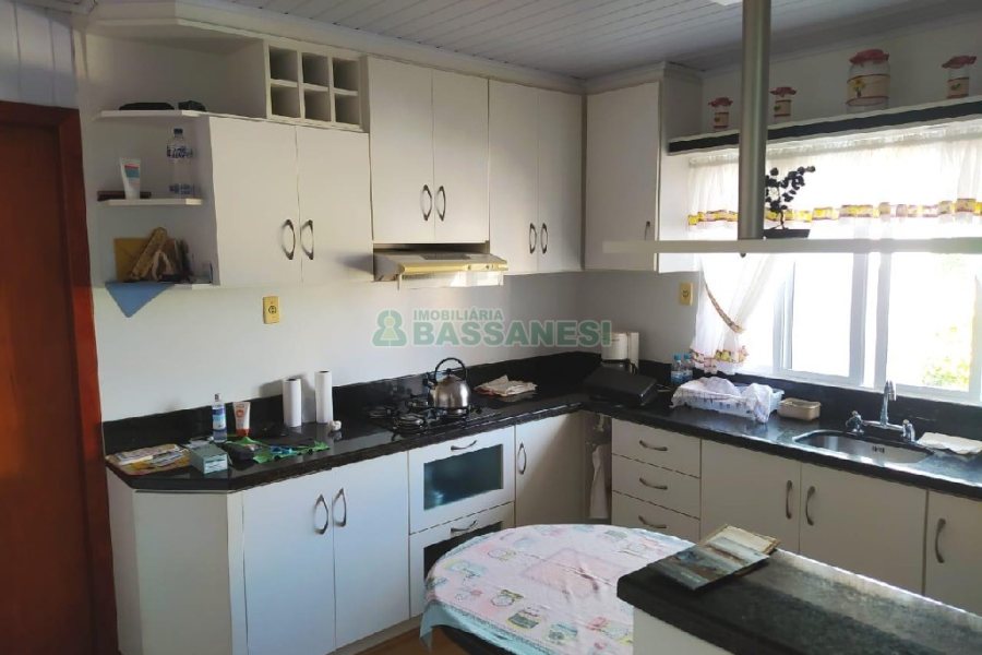 Casa Mobiliada com 130m², 2 dormitórios, 2 vagas, no bairro Presidente Vargas em Caxias do Sul para Comprar