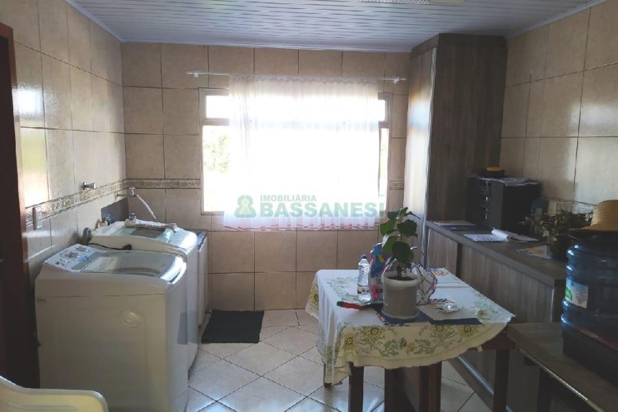 Casa Mobiliada com 130m², 2 dormitórios, 2 vagas, no bairro Presidente Vargas em Caxias do Sul para Comprar