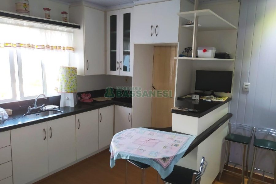 Casa Mobiliada com 130m², 2 dormitórios, 2 vagas, no bairro Presidente Vargas em Caxias do Sul para Comprar