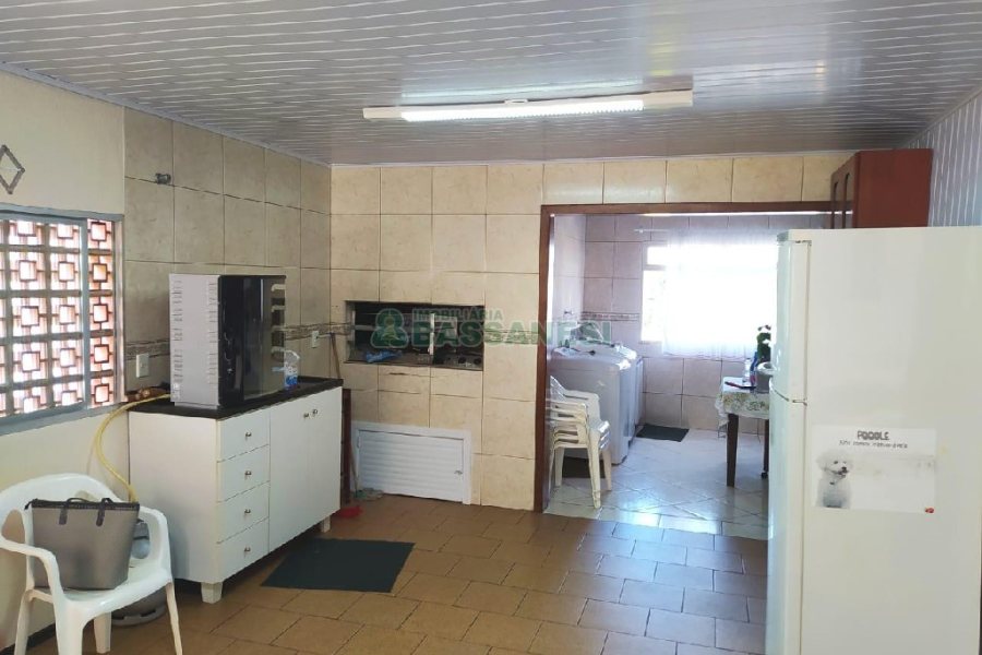 Casa Mobiliada com 130m², 2 dormitórios, 2 vagas, no bairro Presidente Vargas em Caxias do Sul para Comprar