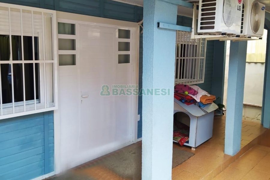 Casa Mobiliada com 130m², 2 dormitórios, 2 vagas, no bairro Presidente Vargas em Caxias do Sul para Comprar