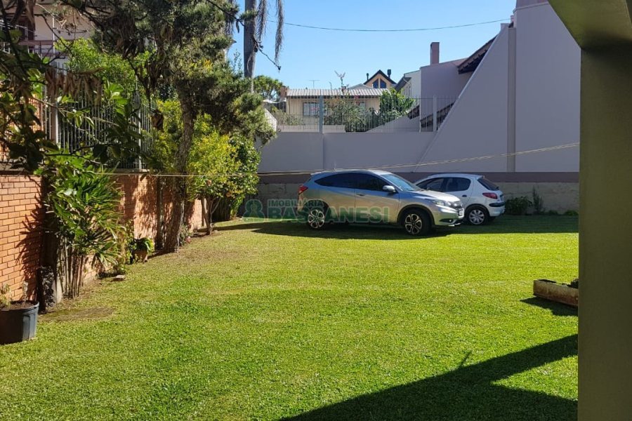 Casa, 3 dormitórios, 4 vagas, no bairro Petrópolis em Caxias do Sul para Comprar