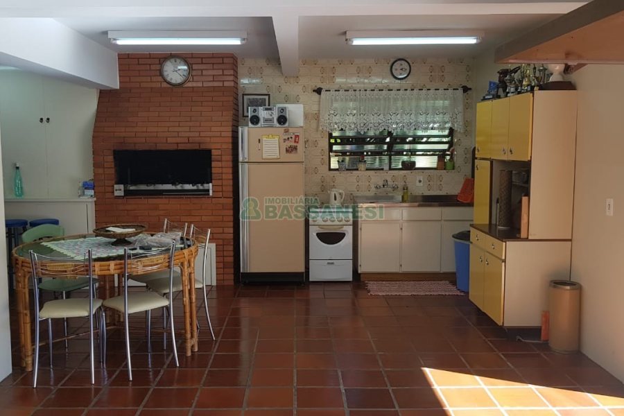 Casa, 3 dormitórios, 4 vagas, no bairro Petrópolis em Caxias do Sul para Comprar