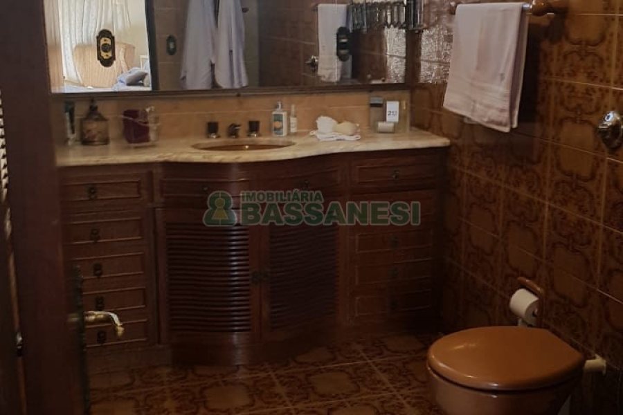 Casa, 3 dormitórios, 4 vagas, no bairro Petrópolis em Caxias do Sul para Comprar