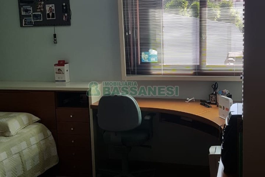 Casa, 3 dormitórios, 4 vagas, no bairro Petrópolis em Caxias do Sul para Comprar