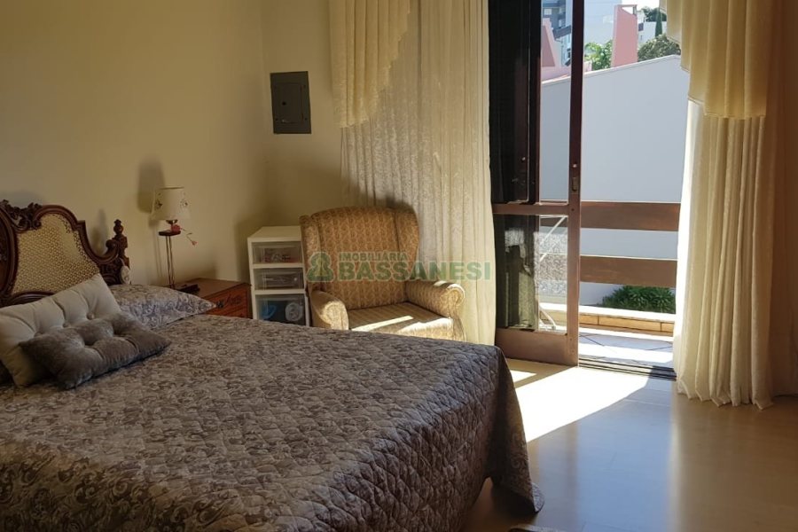 Casa, 3 dormitórios, 4 vagas, no bairro Petrópolis em Caxias do Sul para Comprar