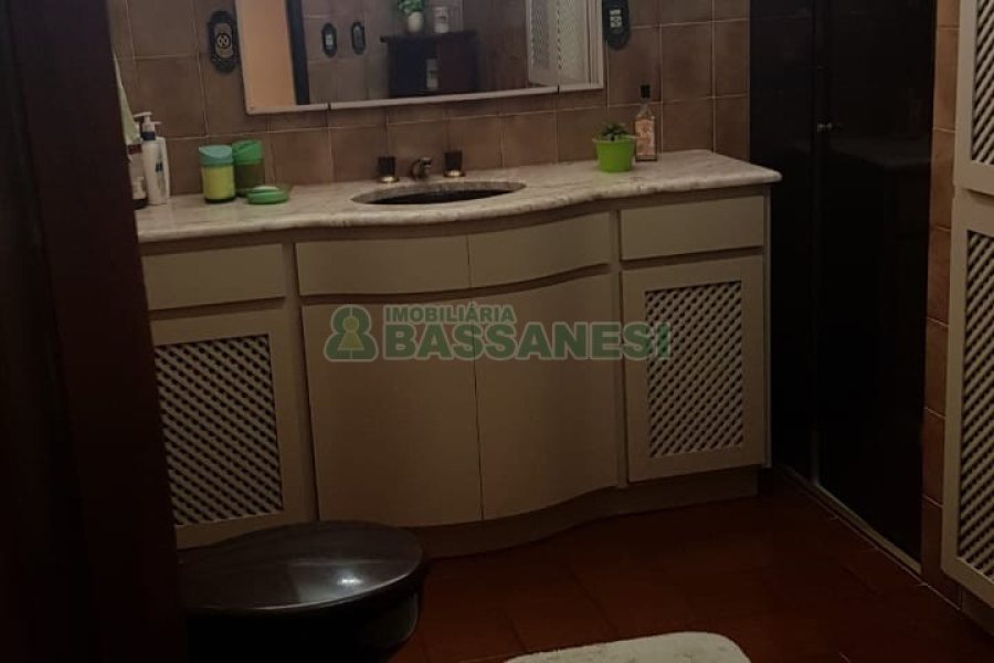 Casa, 3 dormitórios, 4 vagas, no bairro Petrópolis em Caxias do Sul para Comprar