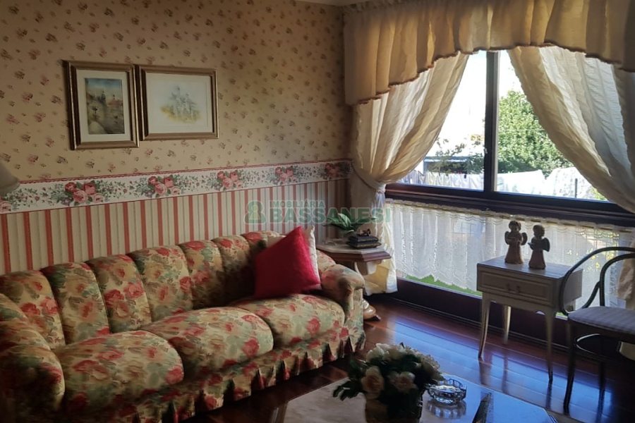 Casa, 3 dormitórios, 4 vagas, no bairro Petrópolis em Caxias do Sul para Comprar