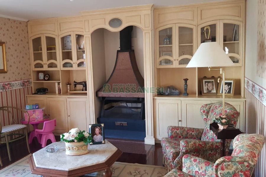 Casa, 3 dormitórios, 4 vagas, no bairro Petrópolis em Caxias do Sul para Comprar