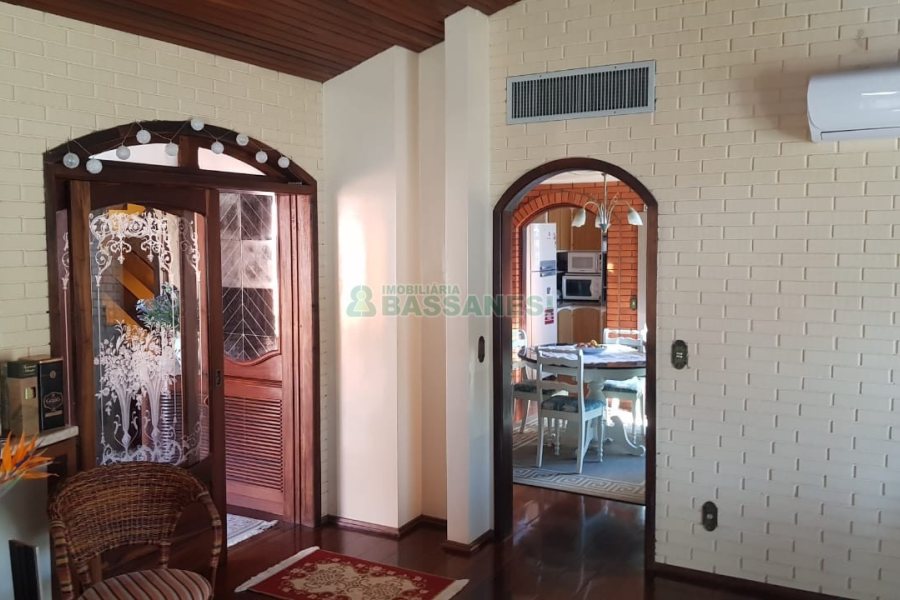 Casa, 3 dormitórios, 4 vagas, no bairro Petrópolis em Caxias do Sul para Comprar