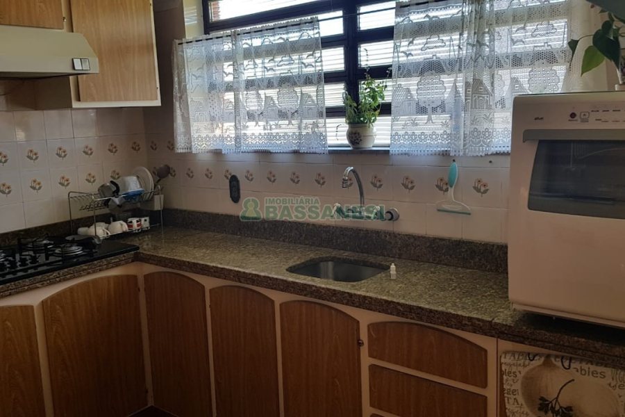 Casa, 3 dormitórios, 4 vagas, no bairro Petrópolis em Caxias do Sul para Comprar