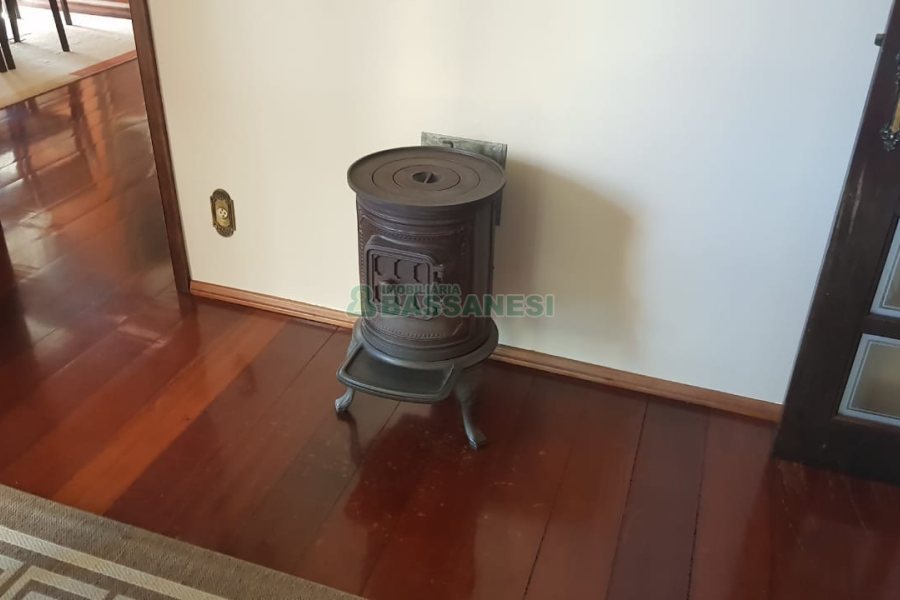 Casa, 3 dormitórios, 4 vagas, no bairro Petrópolis em Caxias do Sul para Comprar