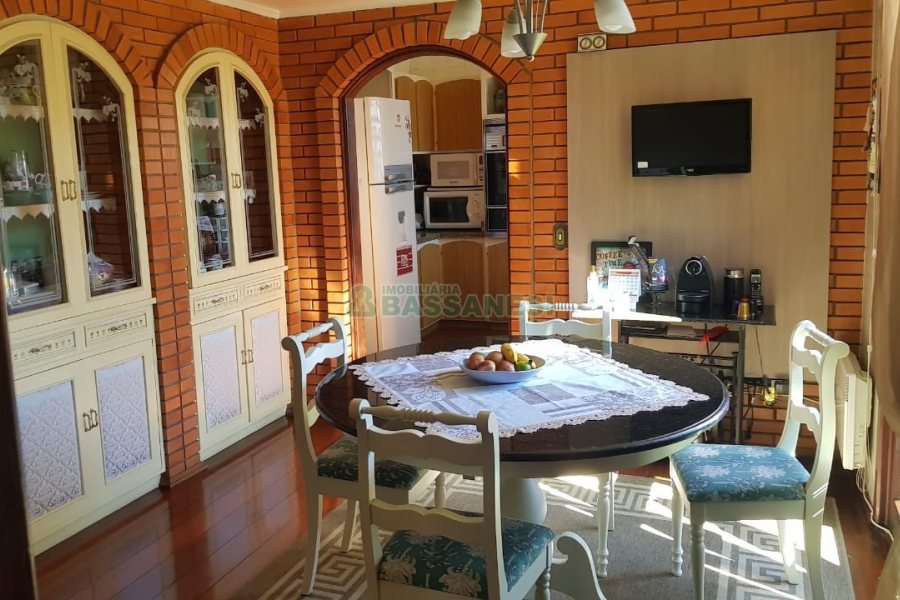 Casa, 3 dormitórios, 4 vagas, no bairro Petrópolis em Caxias do Sul para Comprar