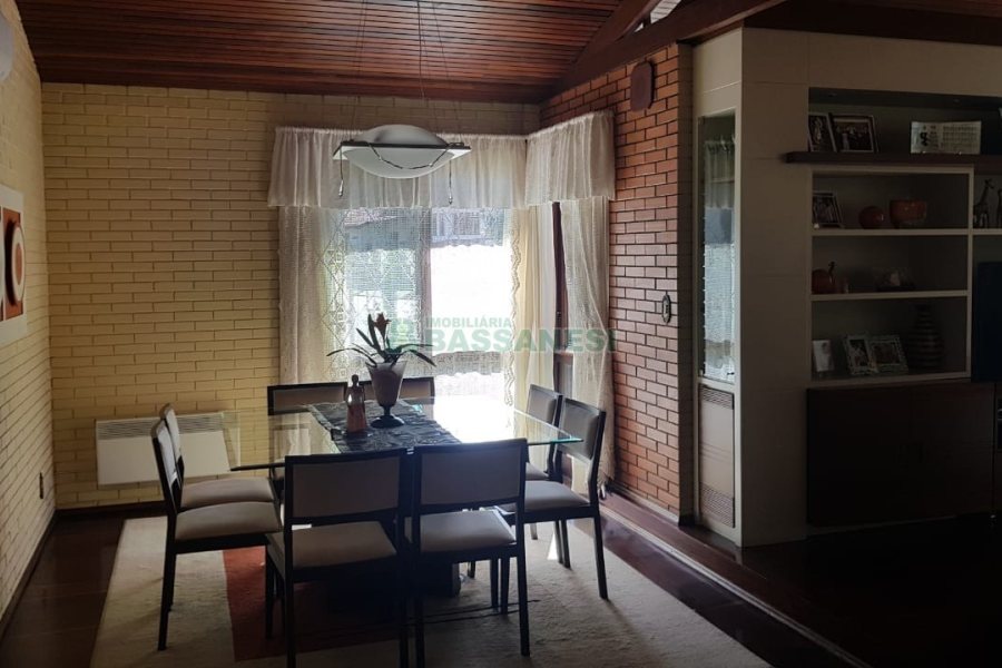 Casa, 3 dormitórios, 4 vagas, no bairro Petrópolis em Caxias do Sul para Comprar