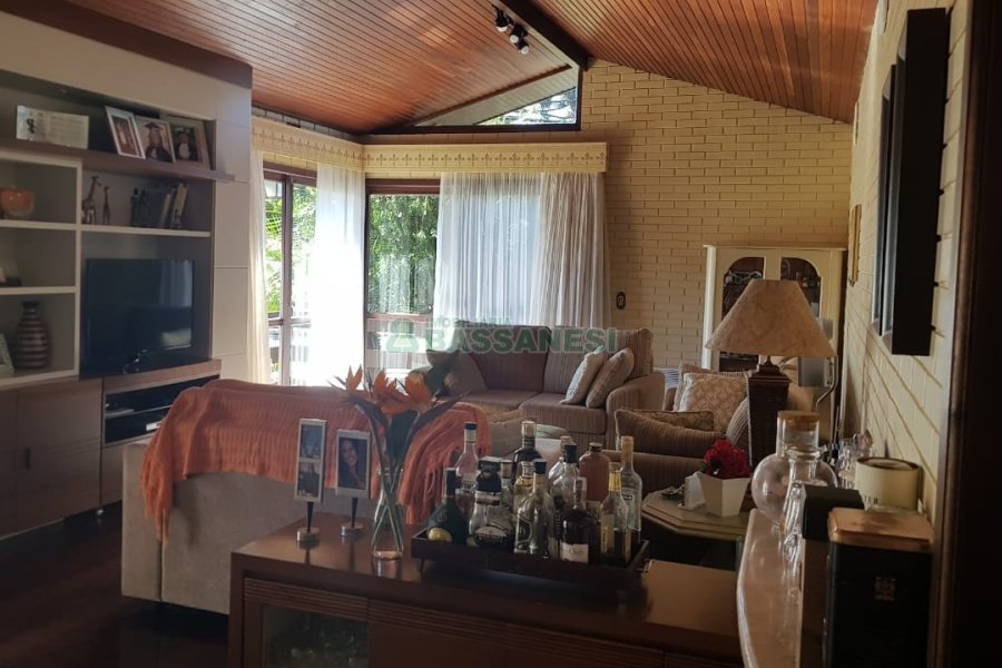 Casa, 3 dormitórios, 4 vagas, no bairro Petrópolis em Caxias do Sul para Comprar