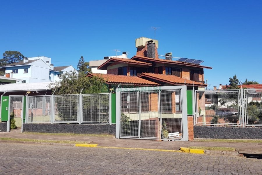 Casa, 3 dormitórios, 4 vagas, no bairro Petrópolis em Caxias do Sul para Comprar