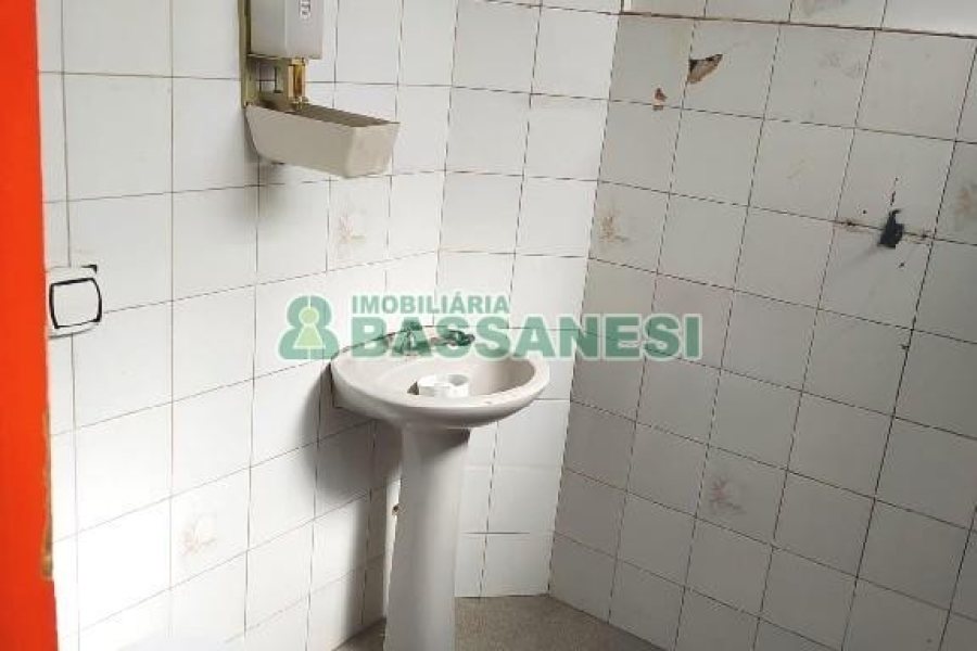 Loja com 239m², no bairro Madureira em Caxias do Sul para Alugar