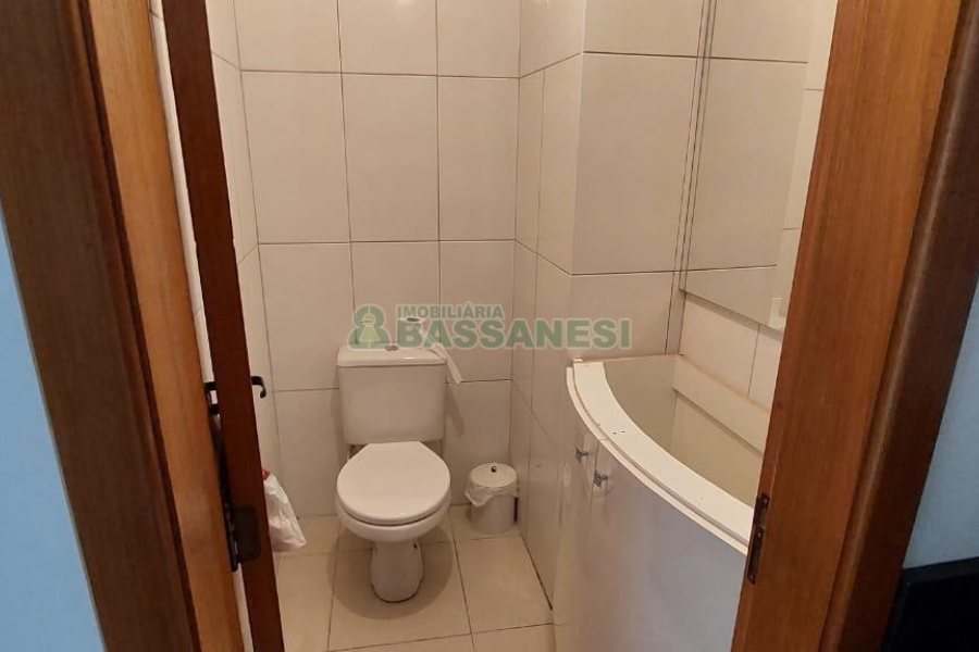 Loja com 100m², 2 vagas, no bairro Madureira em Caxias do Sul para Alugar