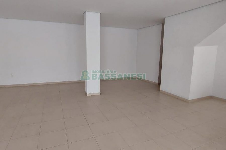 Loja com 100m², 2 vagas, no bairro Madureira em Caxias do Sul para Alugar