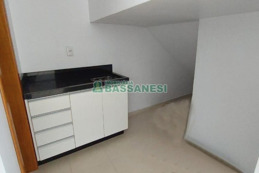 Loja com 100m², 2 vagas, no bairro Madureira em Caxias do Sul para Alugar