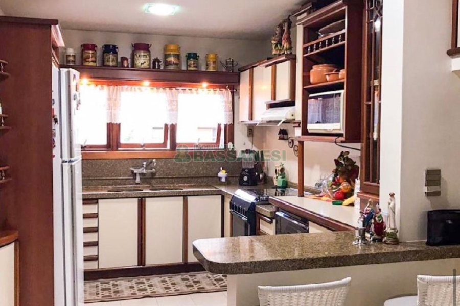 Apartamento com 243m², 4 dormitórios, 4 vagas, no bairro Centro em Caxias do Sul para Comprar