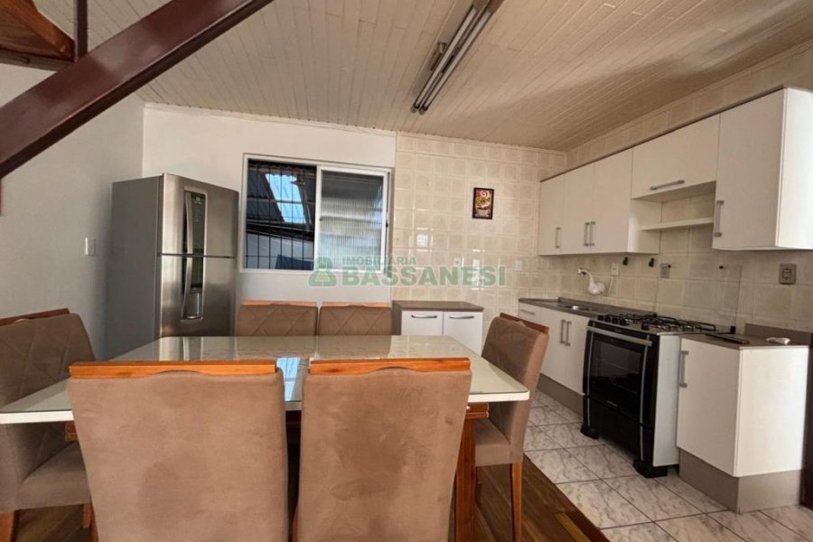 Casa com 98m², 3 dormitórios, 1 vaga, no bairro Esplanada em Caxias do Sul para Alugar