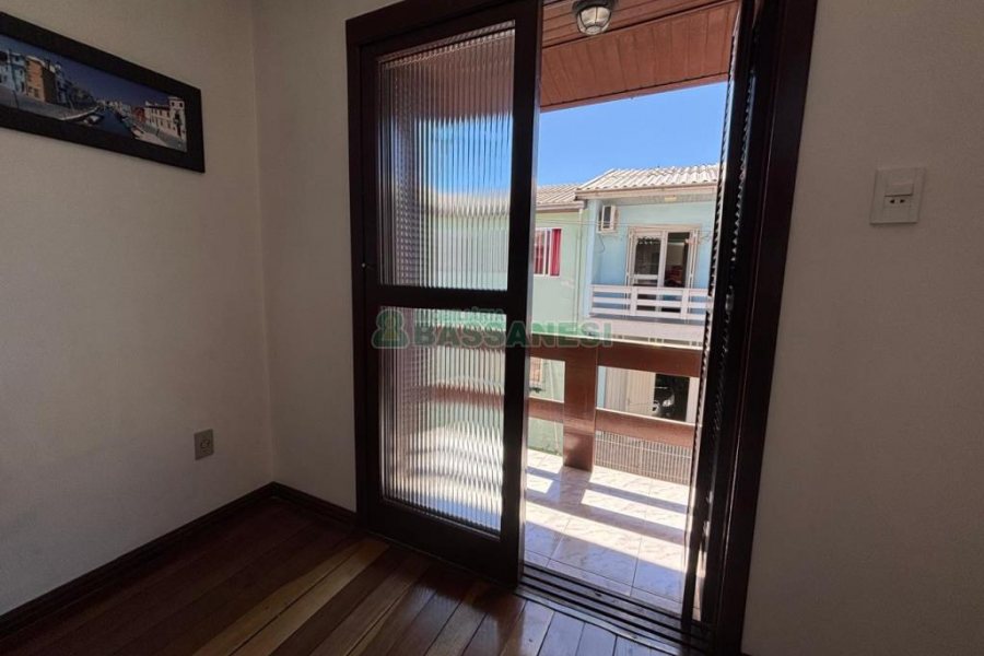 Casa com 98m², 3 dormitórios, 1 vaga, no bairro Esplanada em Caxias do Sul para Alugar