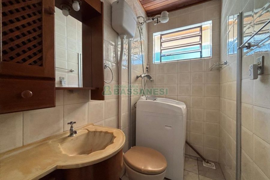 Casa com 98m², 3 dormitórios, 1 vaga, no bairro Esplanada em Caxias do Sul para Alugar