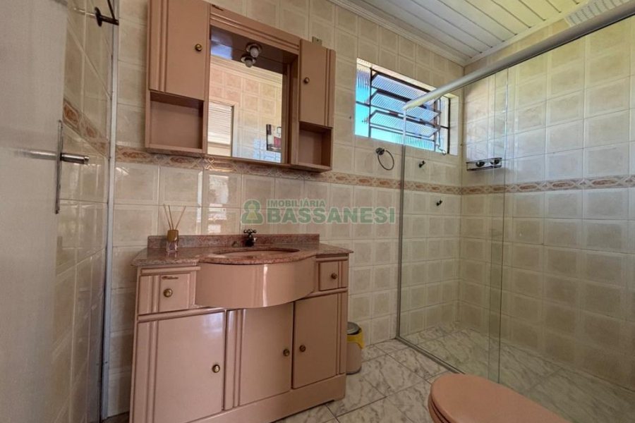 Casa com 98m², 3 dormitórios, 1 vaga, no bairro Esplanada em Caxias do Sul para Alugar