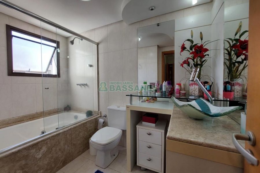 Apartamento com 118m², 2 dormitórios, 2 vagas, no bairro Madureira em Caxias do Sul para Comprar