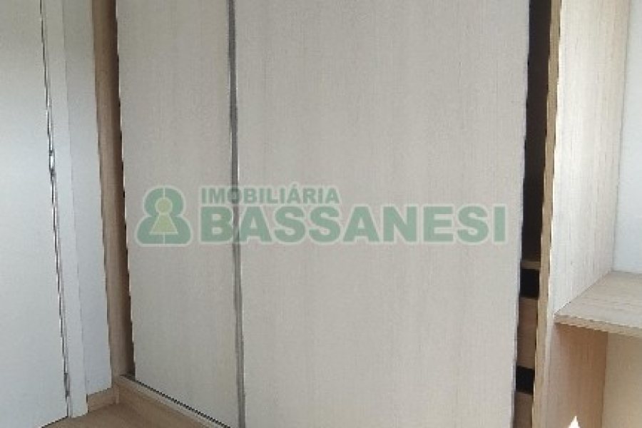 Apto Mobiliado com 68m², 2 dormitórios, 2 vagas, no bairro Lourdes em Caxias do Sul para Comprar