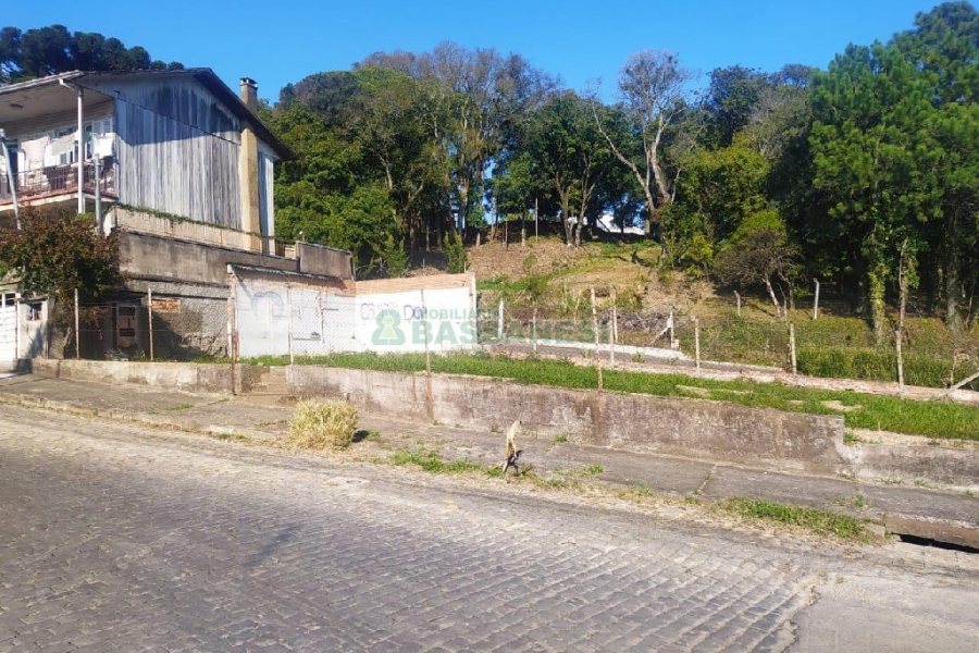 Terreno com 384m², no bairro Sagrada Família em Caxias do Sul para Comprar