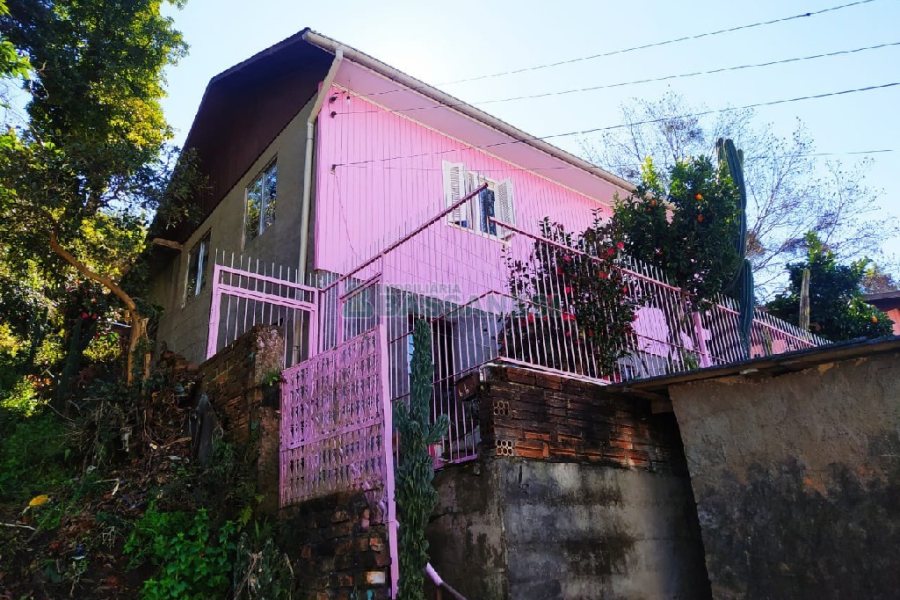 Casa com 160m², 4 dormitórios, no bairro São Leopoldo em Caxias do Sul para Comprar