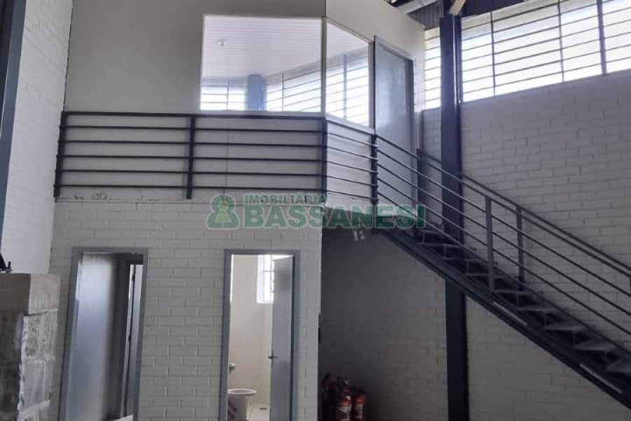 Pavilhão com 380m², no bairro Nossa Senhora de Fátima em Caxias do Sul para Alugar
