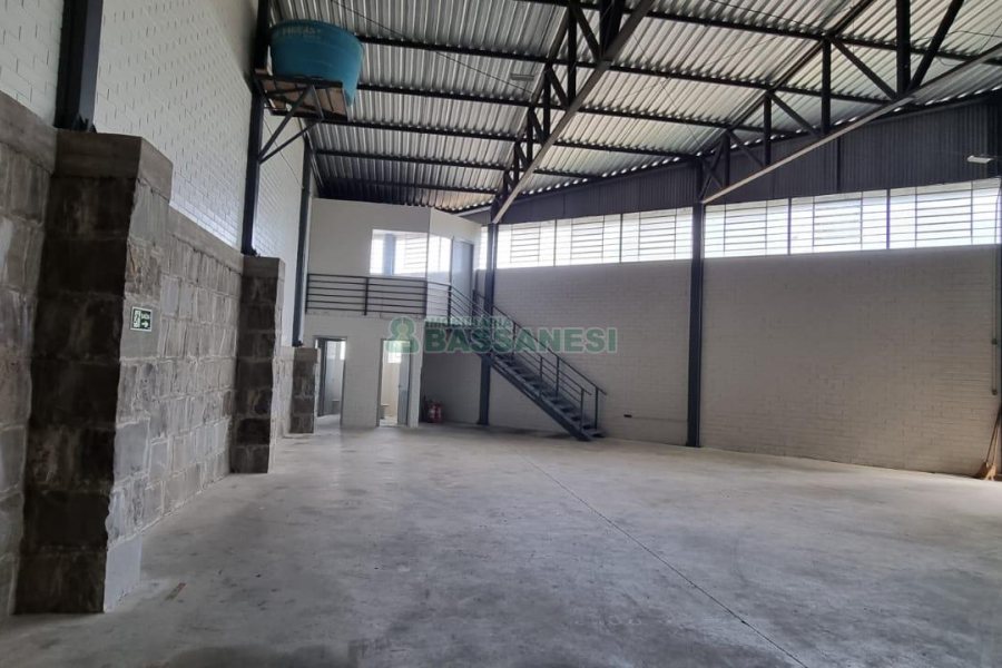 Pavilhão com 380m², no bairro Nossa Senhora de Fátima em Caxias do Sul para Alugar