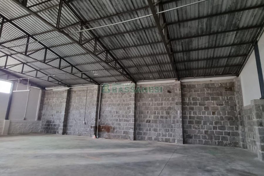 Pavilhão com 380m², no bairro Nossa Senhora de Fátima em Caxias do Sul para Alugar