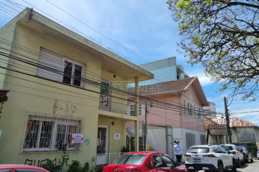 Casa com 200m², 3 dormitórios, 1 vaga, no bairro Rio Branco em Caxias do Sul para Comprar