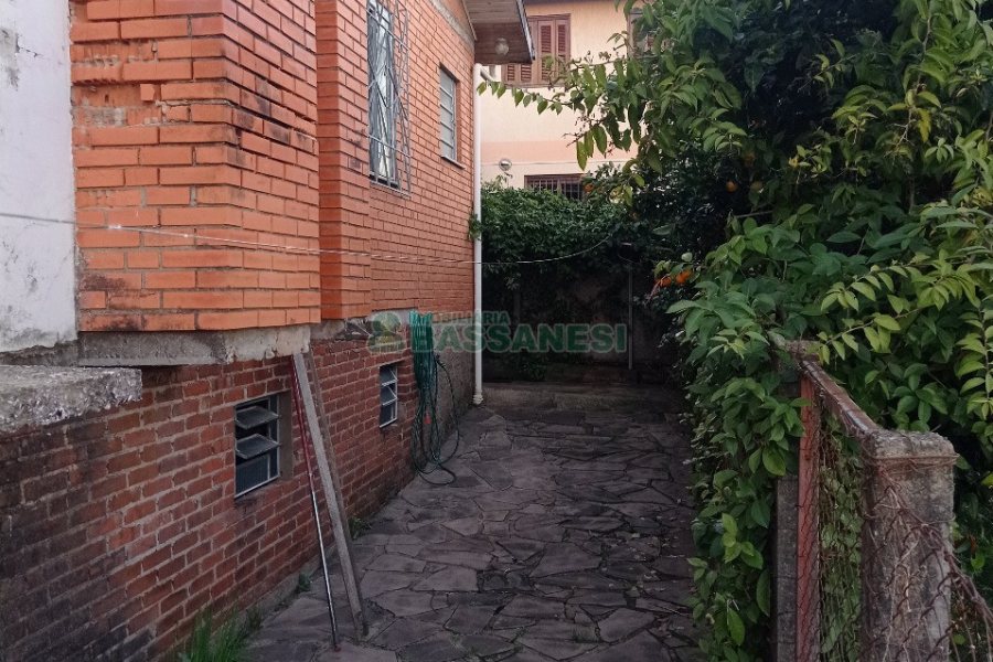 Casa com 112m², 2 dormitórios, 1 vaga, no bairro Santa Corona em Caxias do Sul para Comprar