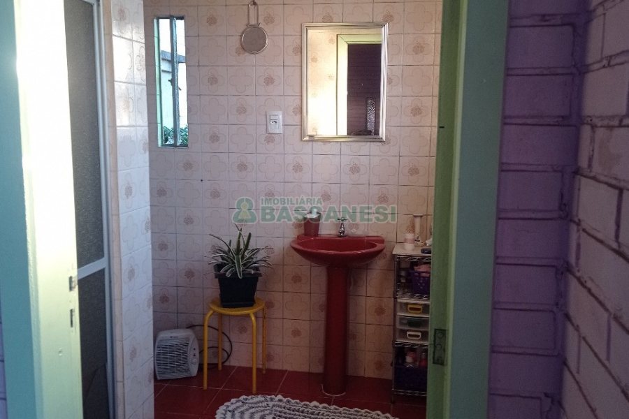 Casa com 112m², 2 dormitórios, 1 vaga, no bairro Santa Corona em Caxias do Sul para Comprar
