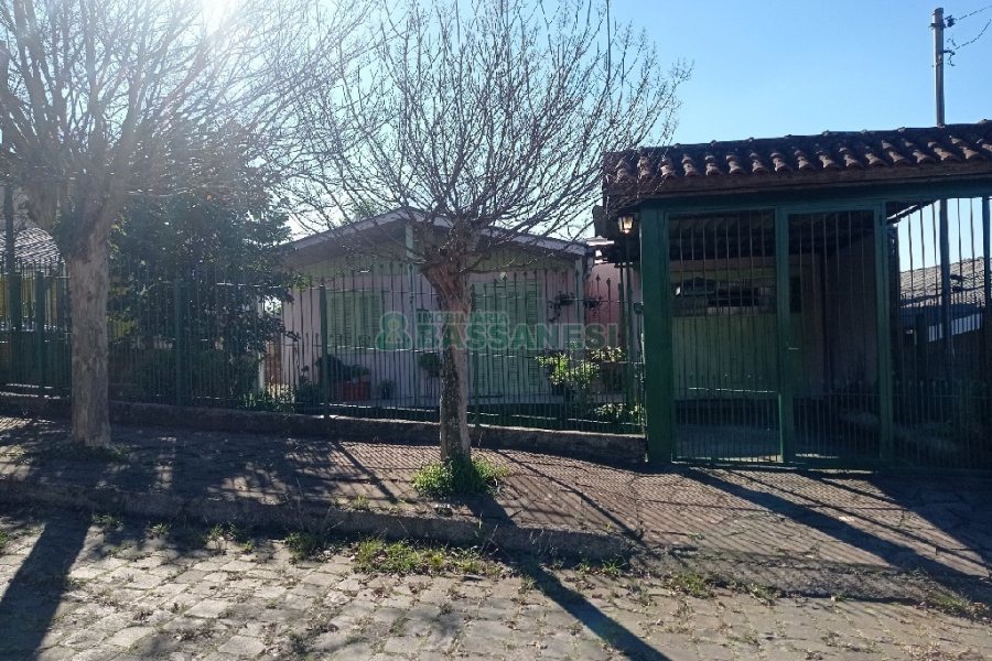 Casa com 112m², 2 dormitórios, 1 vaga, no bairro Santa Corona em Caxias do Sul para Comprar