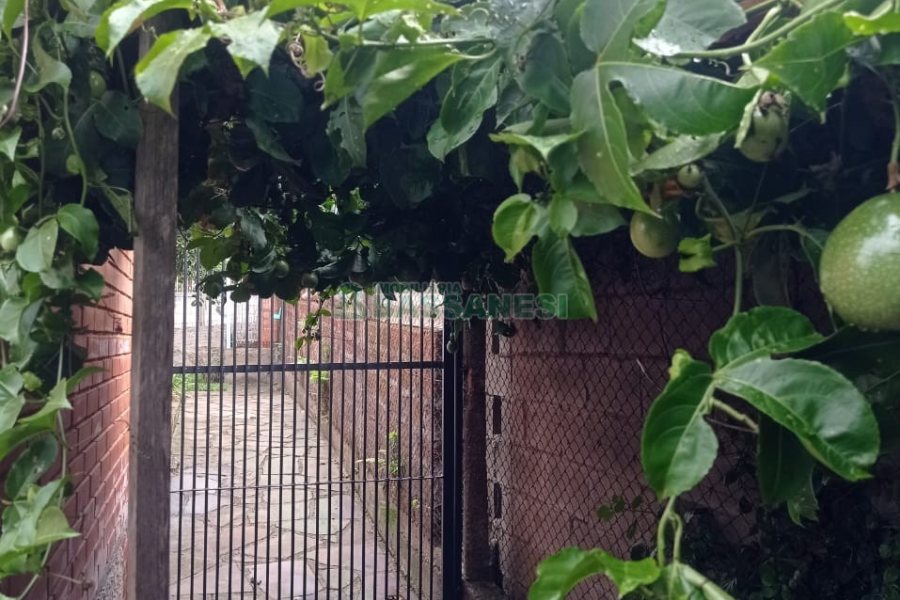 Casa com 112m², 2 dormitórios, 1 vaga, no bairro Santa Corona em Caxias do Sul para Comprar