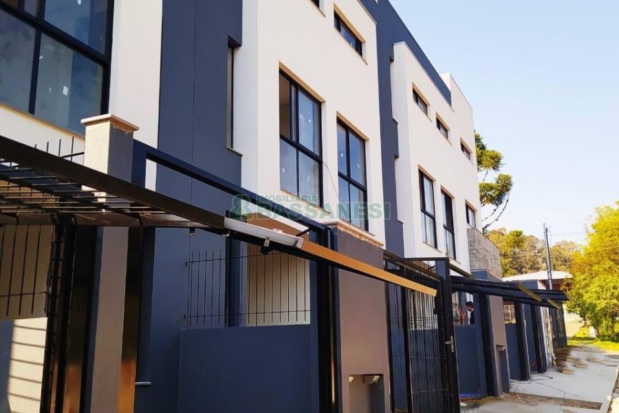 Sobrado com 86m², 2 dormitórios, 2 vagas, no bairro Nossa Senhora da Saúde em Caxias do Sul para Comprar