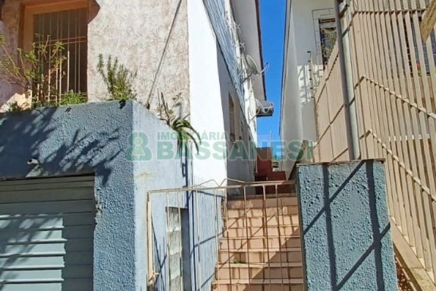 Casa com 120m², 10 dormitórios, 3 vagas, no bairro Marechal Floriano em Caxias do Sul para Comprar
