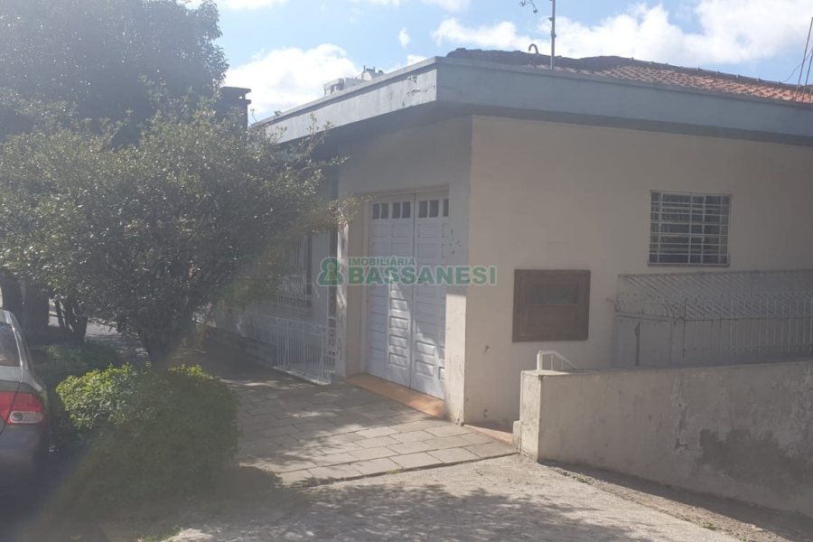 Casa com 360m², 3 dormitórios, 1 vaga, no bairro Lourdes em Caxias do Sul para Comprar