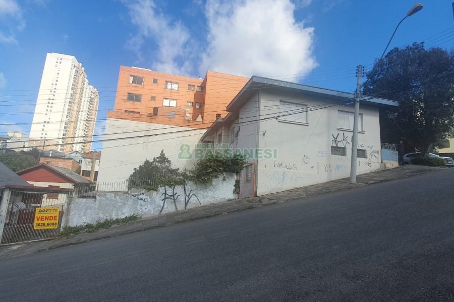 Casa com 360m², 3 dormitórios, 1 vaga, no bairro Lourdes em Caxias do Sul para Comprar