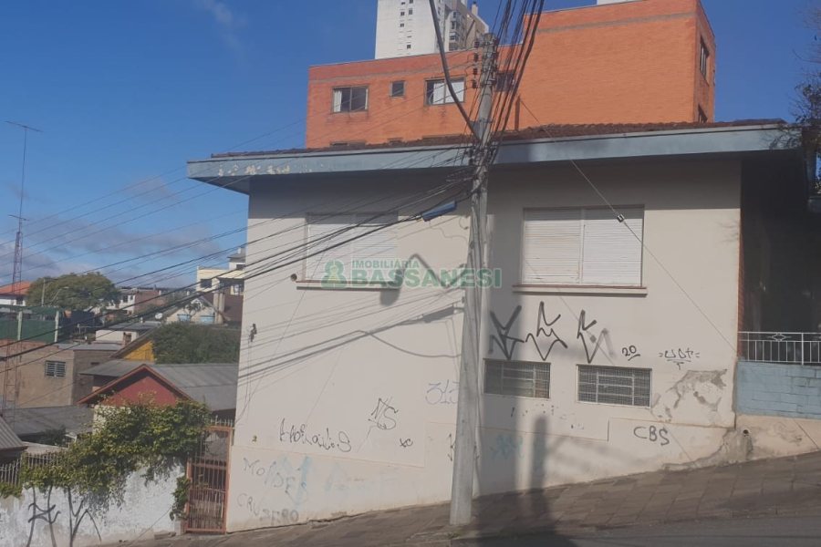 Casa com 360m², 3 dormitórios, 1 vaga, no bairro Lourdes em Caxias do Sul para Comprar