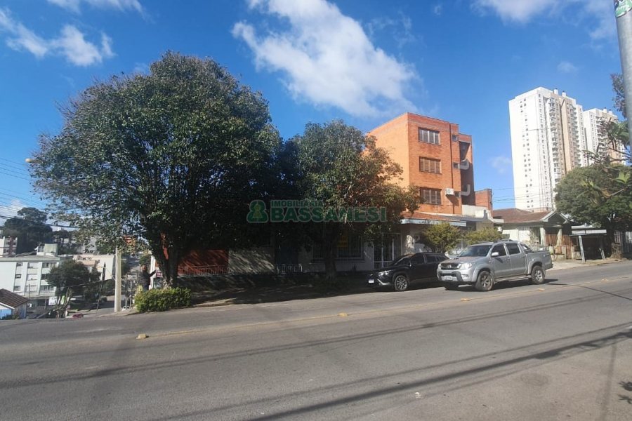 Casa com 360m², 3 dormitórios, 1 vaga, no bairro Lourdes em Caxias do Sul para Comprar