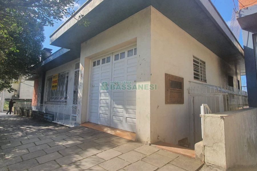 Casa com 360m², 3 dormitórios, 1 vaga, no bairro Lourdes em Caxias do Sul para Comprar