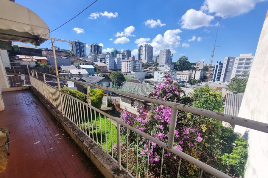 Casa com 224m², 3 dormitórios, 1 vaga, no bairro Lourdes em Caxias do Sul para Alugar ou Comprar